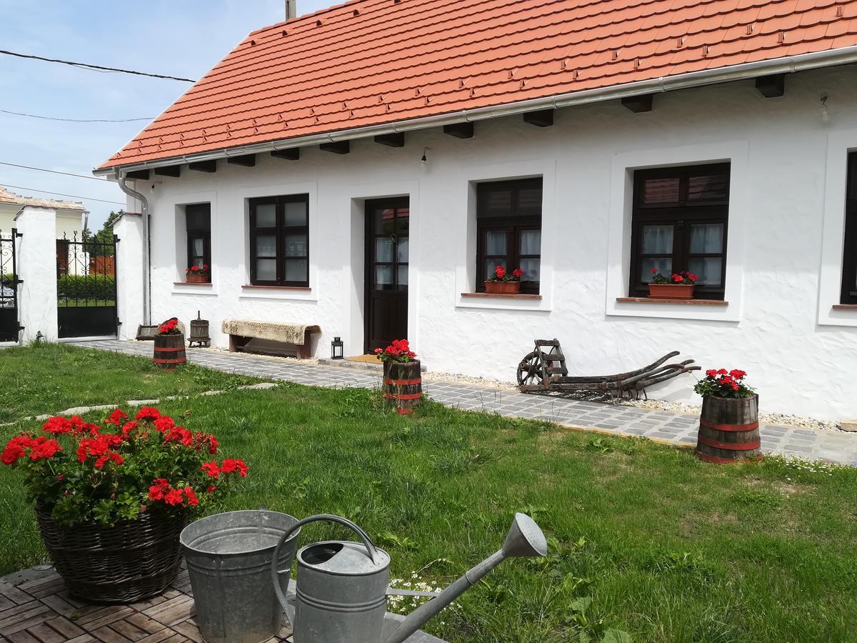 Szent Iván Vendégház Tata Exterior foto
