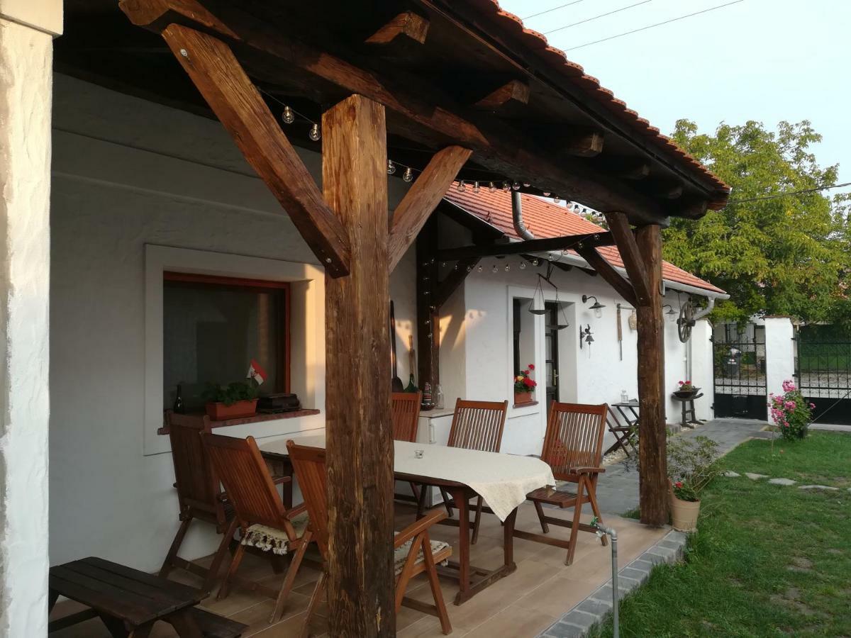 Szent Iván Vendégház Tata Exterior foto
